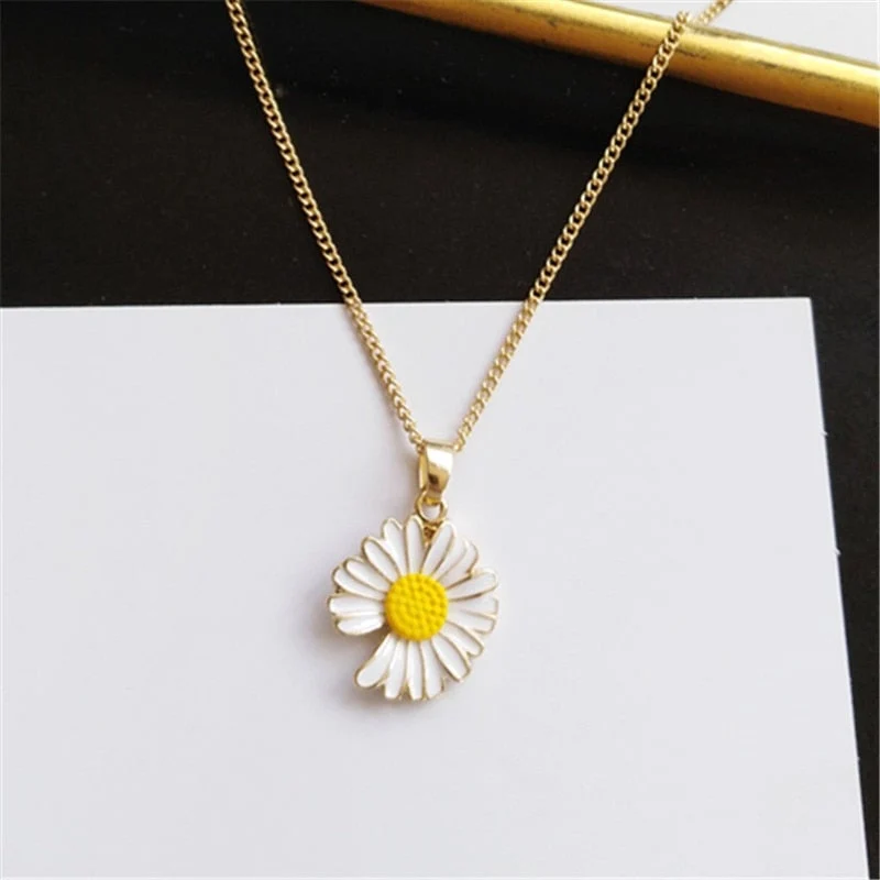 Daisy Pendant Necklace - Image 3
